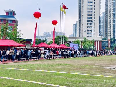 江漢區(qū)中招咨詢會舉行家長紛紛趕來&ldquo;問招&rdquo;